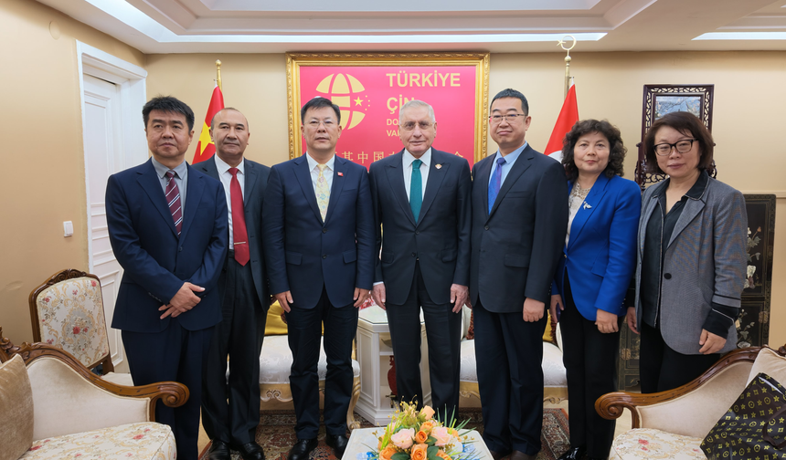 Xinjiang heyetinden Türkiye-Çin Dostluk Vakfı’na ziyaret