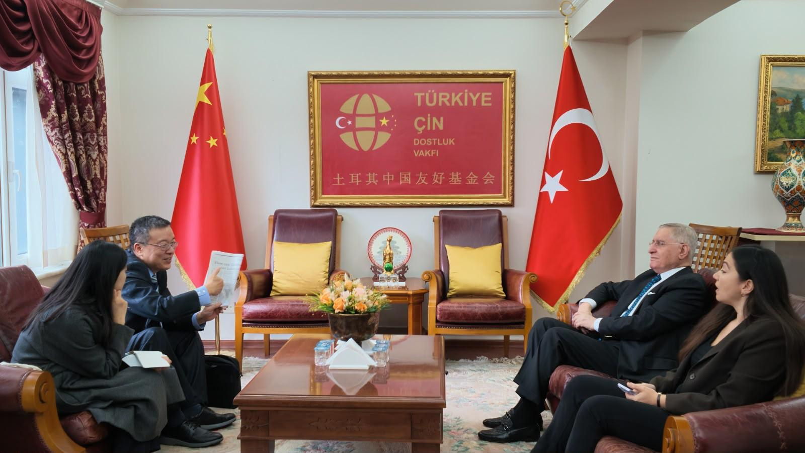 Çin Halk Cumhuriyeti Ankara Büyükelçiliği Misyon Şefi Yardımcısı Zheng Zhou Türkiye-Çin Dostluk Vakfı'nı ziyaret etti