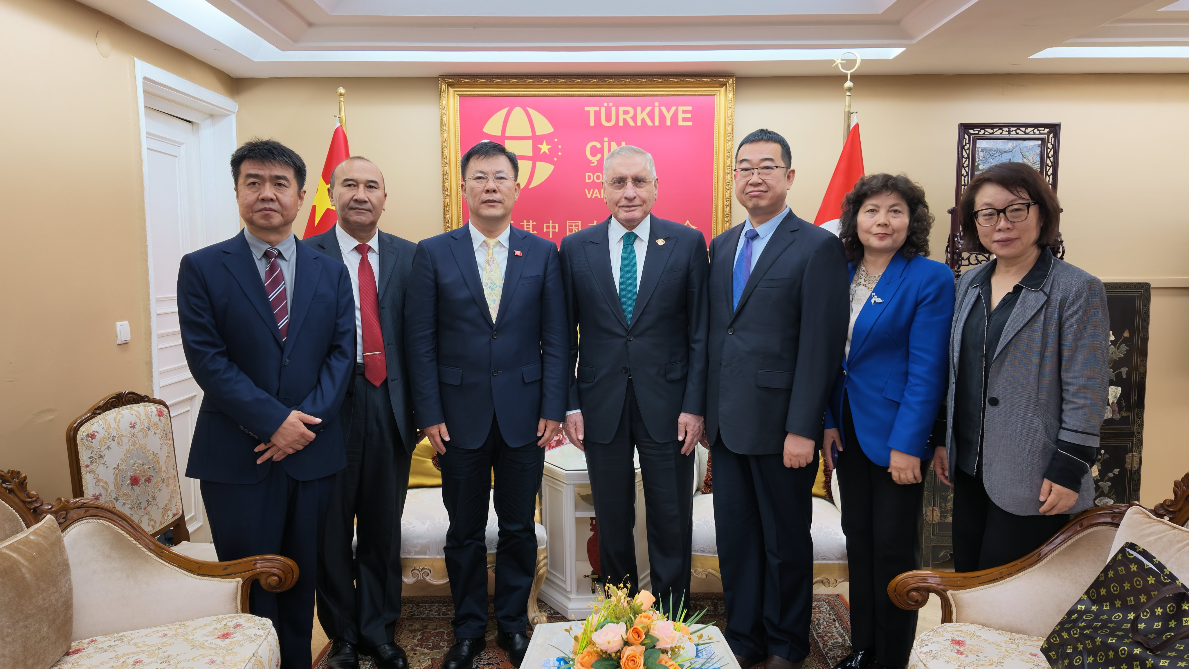 Xinjiang heyetinden Türkiye-Çin Dostluk Vakfı’na ziyaret